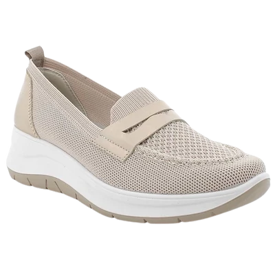 Beige női loafer.